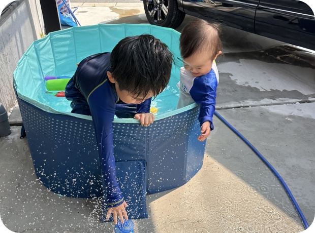 妻と2人の子どもといっしょに過ごす