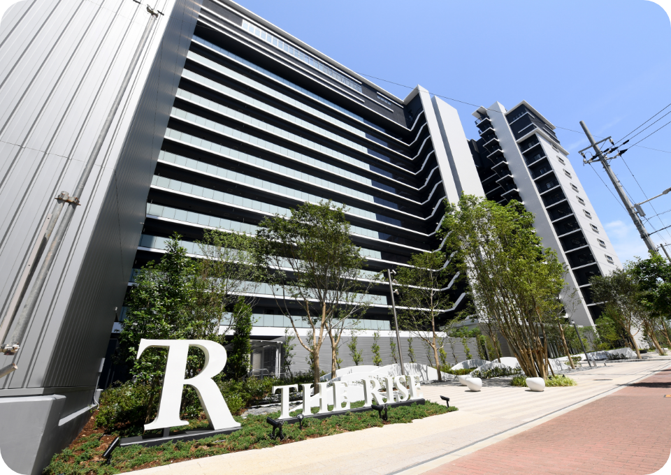 民泊トレンド×技術革新×天空温泉×BBQリゾート
非日常のラグジュアリーな滞在を実現。THE RISE大阪ユニバーサルベイサイド